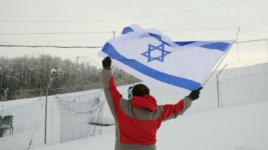Adam bir kayak pisti İsrail bayrağı ile