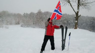 Norveç rüzgarda sallayarak bayrak.