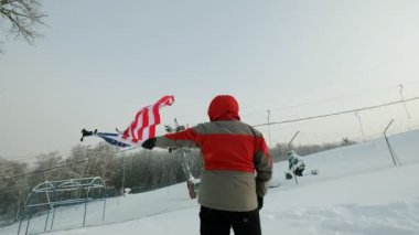 Adam bizimle bir kayak pisti bayrağı