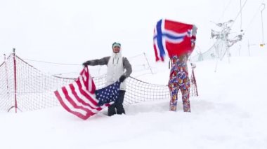 İki kız tutar bayrakları ve Norveç ve ABD rüzgarda sallayarak.