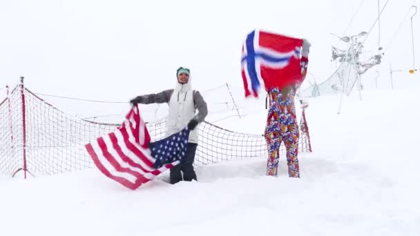 Zwei Mädchen halten norwegische und US-amerikanische Flaggen im Wind. — Stockvideo