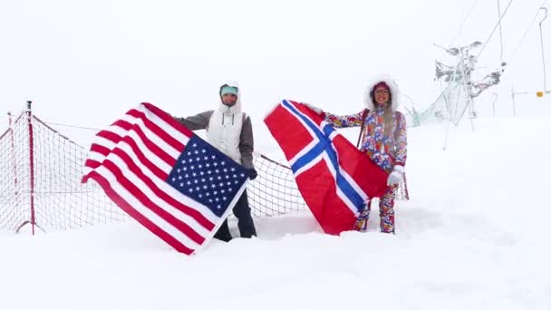 Zwei Mädchen halten norwegische und US-amerikanische Flaggen im Wind. — Stockvideo