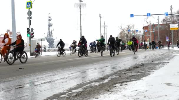 2018 モスクワ ロシア 自転車の街 都市通りの冬時間で自転車の数千人 モスクワでの伝統的な自転車パレード — ストック動画