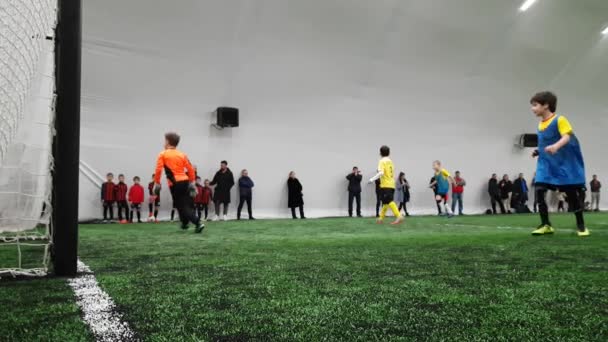 Crianças esporte clubes Copa futebol jogo no estádio Krasnaya Presnya, Moscou . — Vídeo de Stock