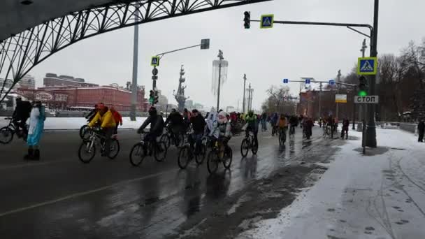 2018 モスクワ ロシア 自転車の街 都市通りの冬時間で自転車の数千人 モスクワでの伝統的な自転車パレード — ストック動画