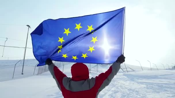 Man with EU flag on a ski slope — Stock Video