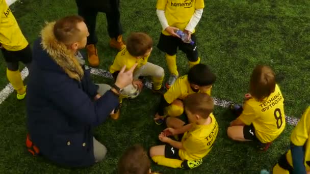 Coachen ger instruktioner till spelarna under tiden ut — Stockvideo