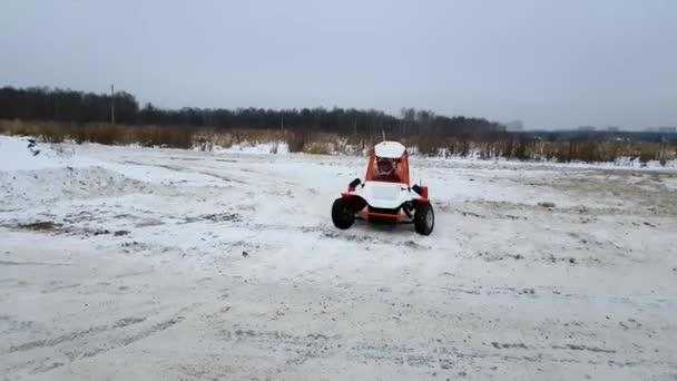 Rallye auf dem Buggy im Schnee an einem Wintertag. — Stockvideo