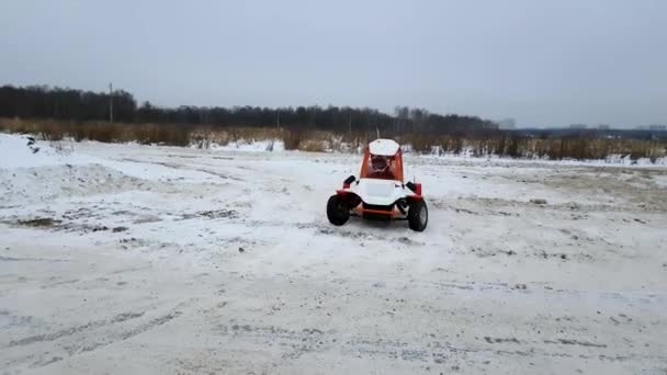 Rally på barnvagnen i snön en vinterdag. — Stockvideo