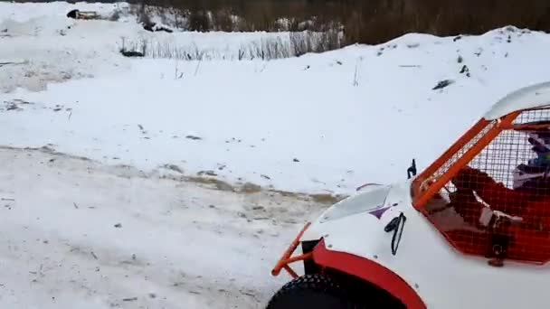 Rally på barnvagnen i snön en vinterdag. — Stockvideo