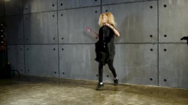 Süpürgelik yakınındaki büyük pencere üzerinde modern tarzı dansları kadın siyah elbise