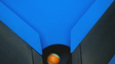 Topu cebine düşüyor