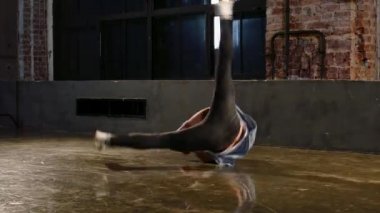 Süpürgelik yakınındaki büyük pencere üzerinde modern tarzı siyah elbiseli dansları erkekte