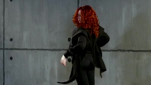 Ginger woman doing hip-hop near by wall — Stock Video