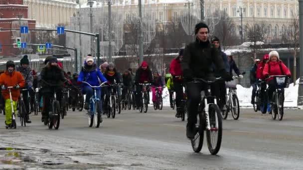 Duizenden fietsers op een stad straat wintertijd. — Stockvideo
