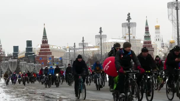 Тысячи велосипедистов зимой на городской улице . — стоковое видео