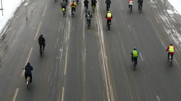 Ribuan pengendara sepeda di jalanan kota waktu musim dingin . — Stok Video