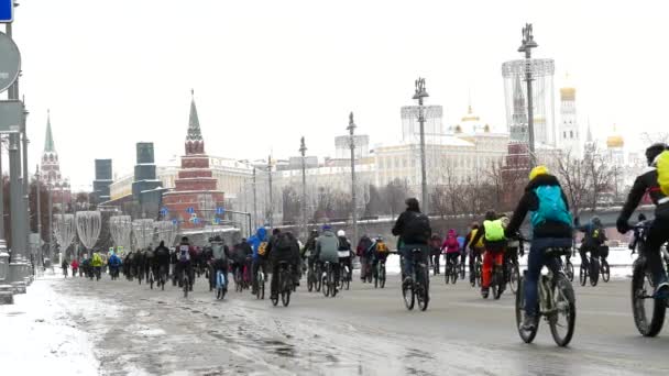 都市通りの冬時間に自転車数千人. — ストック動画