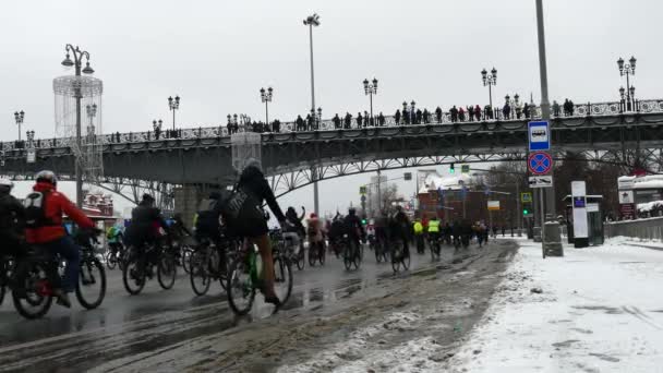 都市通りの冬時間に自転車数千人. — ストック動画