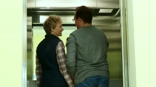 Par stående och kyssas i hissen — Stockvideo