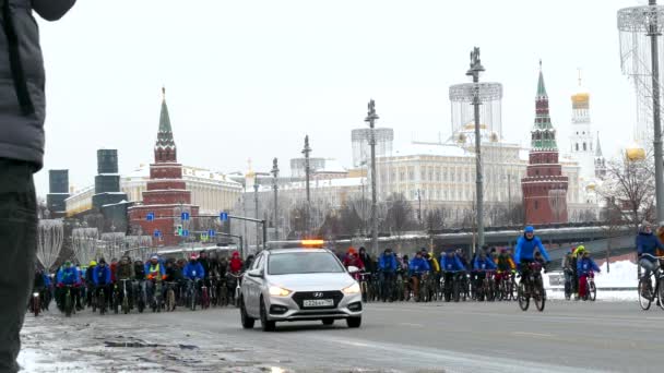 Miles de ciclistas en una calle de la ciudad durante el invierno . — Vídeos de Stock