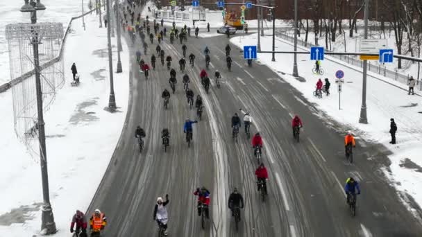 Тысячи велосипедистов зимой на городской улице . — стоковое видео