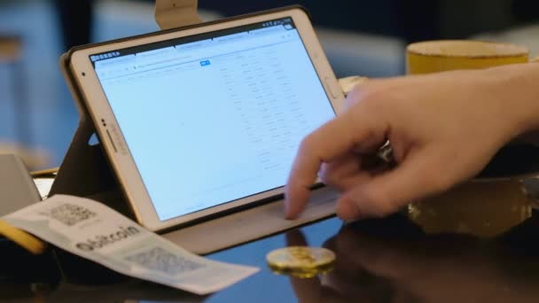 Comerciante no trabalho. comércio de bitcoin — Vídeo de Stock