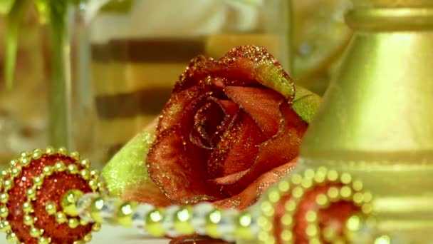 Rode rozen met luxe-geschenketui en kaarsen op houten achtergrond. — Stockvideo