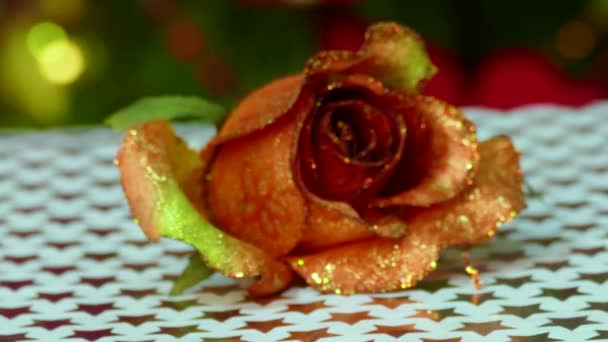 Rosas rojas con caja de regalo y velas sobre fondo de madera . — Vídeo de stock