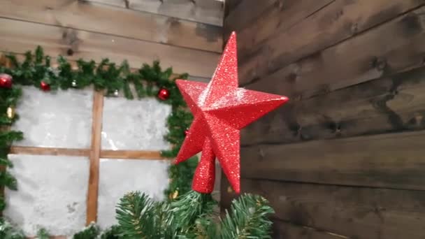 Красная звезда на рождественской елке — стоковое видео