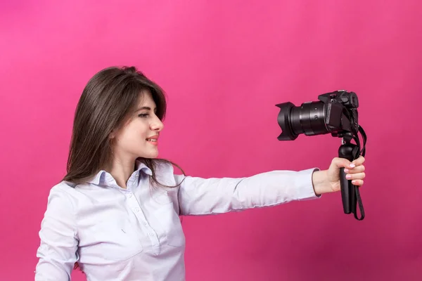 Retrato de la hermosa joven sonriente con cámara — Foto de Stock