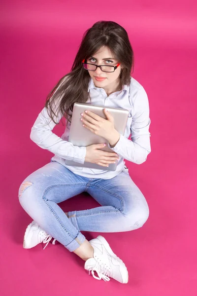 Portret van de mooie jonge lachende vrouw — Stockfoto