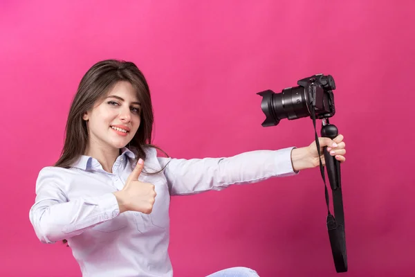 Retrato da bela jovem mulher sorridente com câmera — Fotografia de Stock