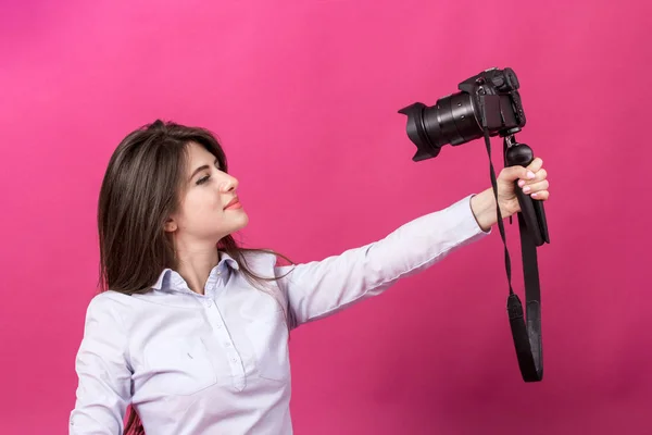 Retrato da bela jovem mulher sorridente com câmera — Fotografia de Stock