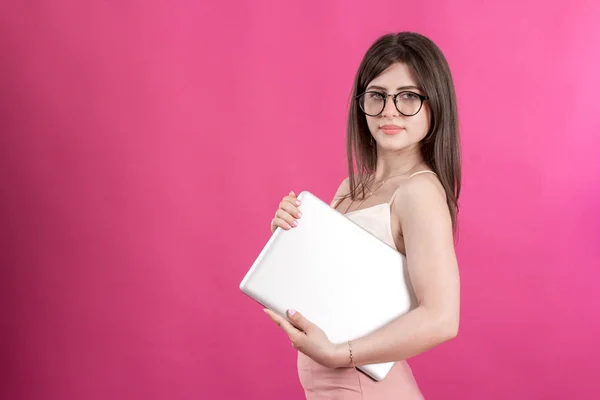 Porträt einer hübschen jungen Frau mit Laptop — Stockfoto
