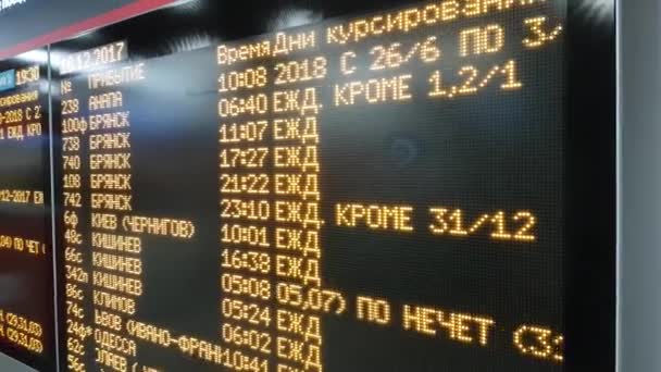 Departures board at the train terminal. Train information electronically timetable. Split flap mechanical departures board. Train schedule. — Stock Video