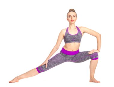 Yoga yapan çekici bir kadın.