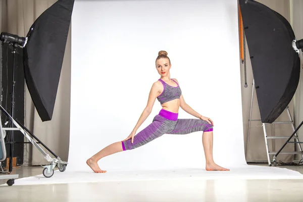 Jeune femme attrayante pratiquant le yoga — Photo