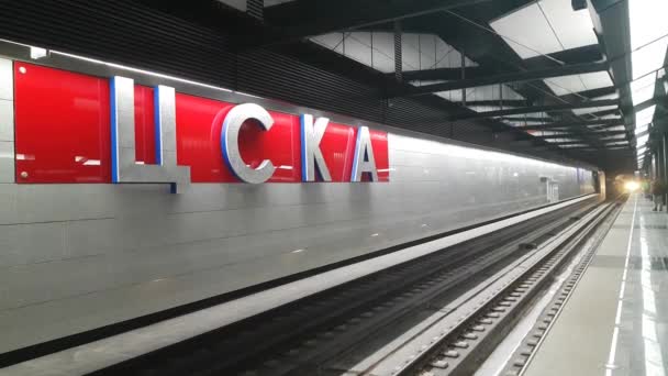 Metrostation Cska - is een station van de Kalininsko-Solntsevskaya-lijn van de Metro van Moskou — Stockvideo