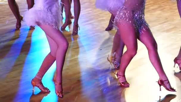 Bailarinas pies en un suelo de parquet — Vídeo de stock