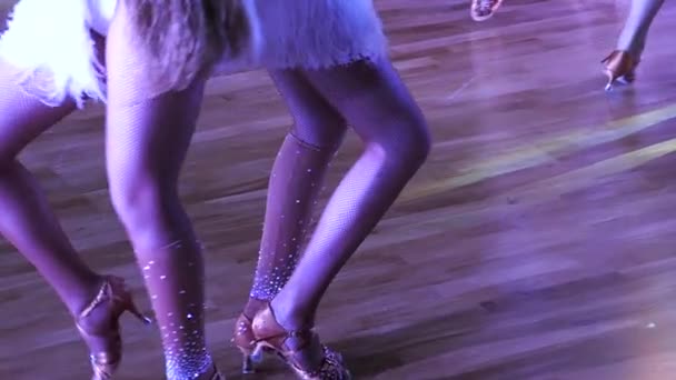 Bailarinas pies en un suelo de parquet — Vídeos de Stock