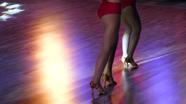 Танцюристи ноги на паркетній підлозі — стокове відео