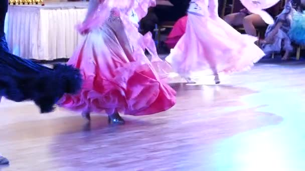 Bailarinas pies en un suelo de parquet — Vídeos de Stock