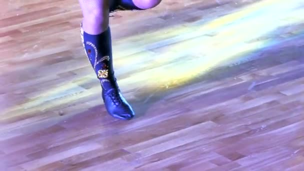 Dancers feet on a parquet floor — Stock Video