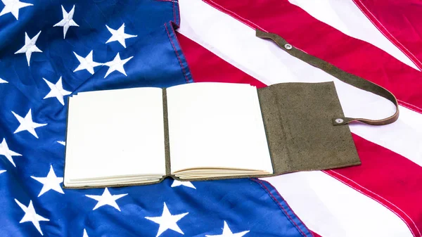 美国国旗上的皮革钞票 — 图库照片