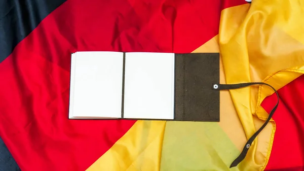 Ledernotiz auf deutscher Flagge — Stockfoto