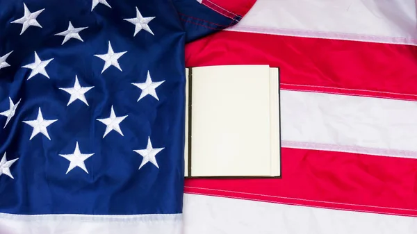 Flagge der Vereinigten Staaten von Amerika mit Zettel darauf. — Stockfoto