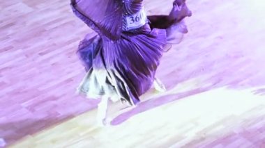 Parke zemin dansçılar ayakta