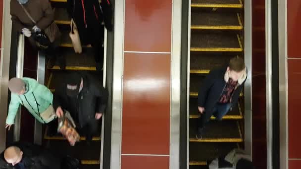 Escaleras mecánicas se muestran que corren constantemente arriba — Vídeo de stock