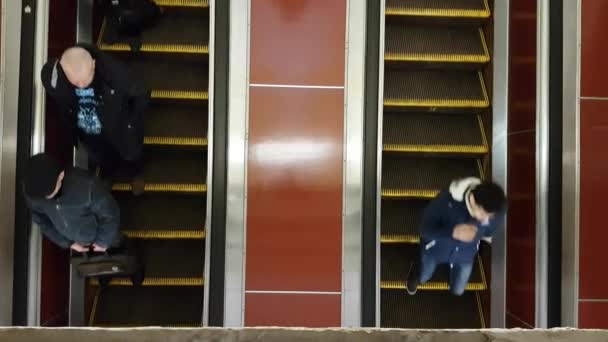 Escadas rolantes são mostrados que correm constantemente lá em cima — Vídeo de Stock